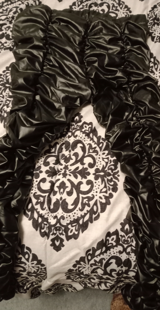 Ruffled faux leather leggings